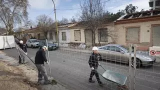 Comienza el derribo de las últimas Casas Baratas del Bon Pastor con desalojos pendientes