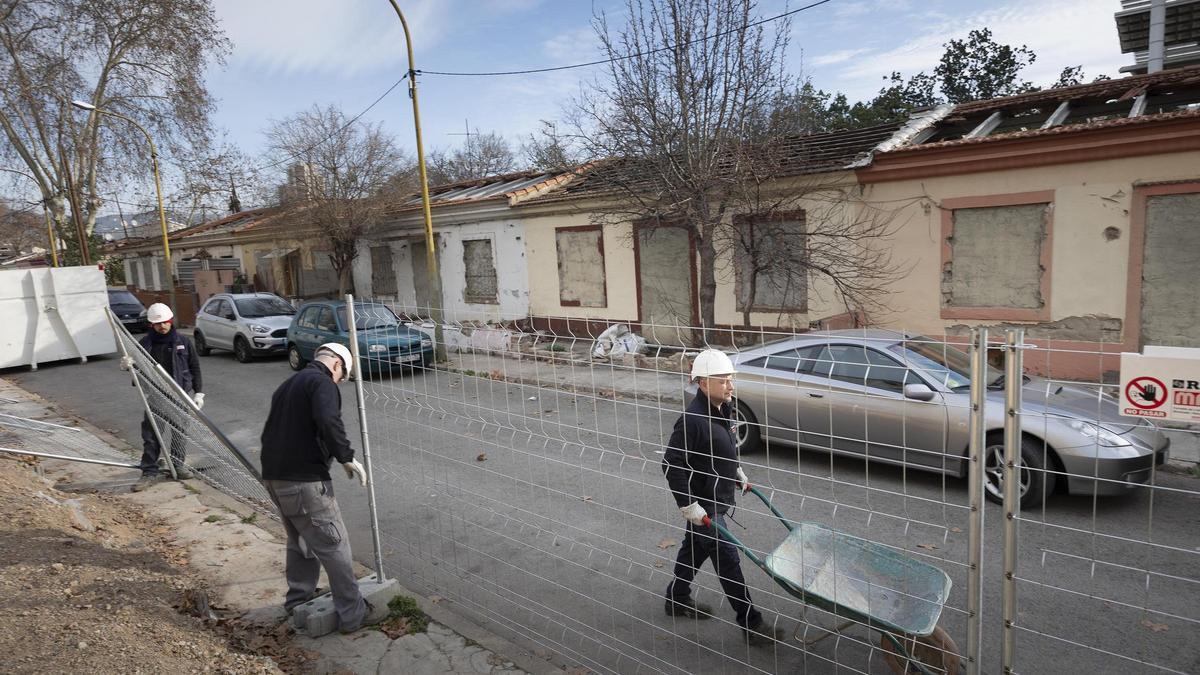 Operarios inician los primeros trabajos para derribar las últimas Casas Baratas pendientes de demolición en el Bon Pastor, en Barcelona.