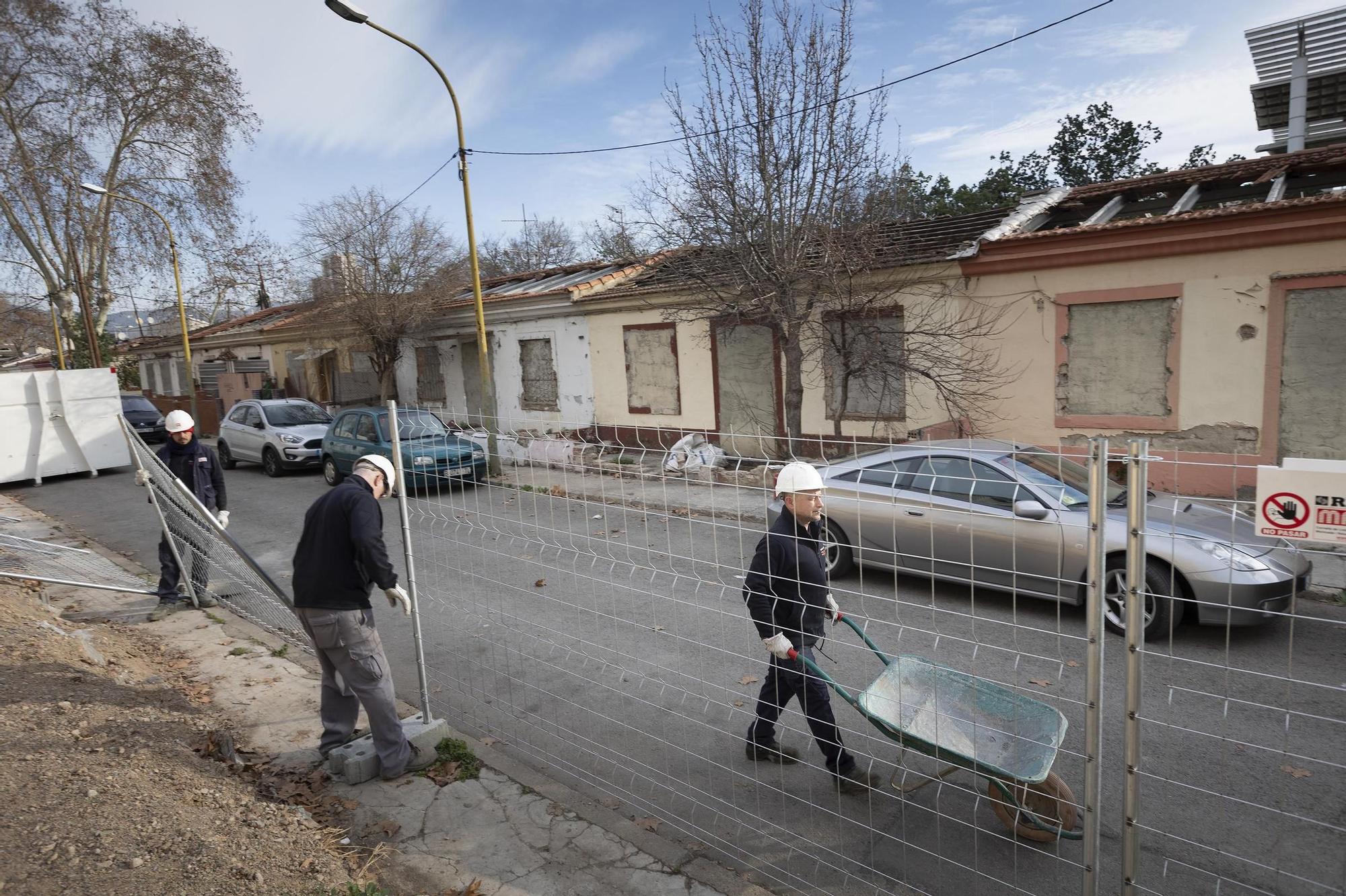 Operarios inician los primeros trabajos para derribar las últimas Casas Baratas pendientes de demolición en el Bon Pastor, en Barcelona.