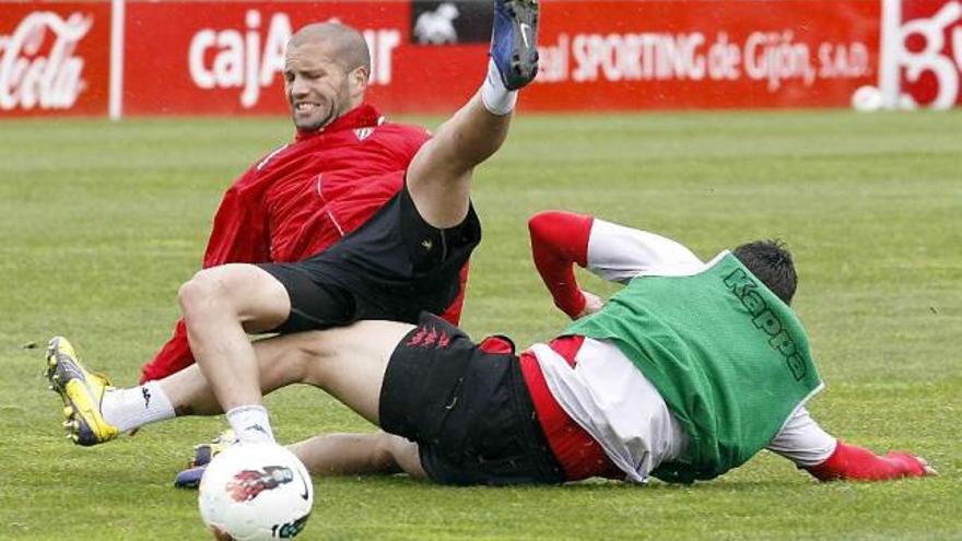 Lora se cae al suelo en el entrenamiento de ayer tras una fuerte entrada de David Barral.