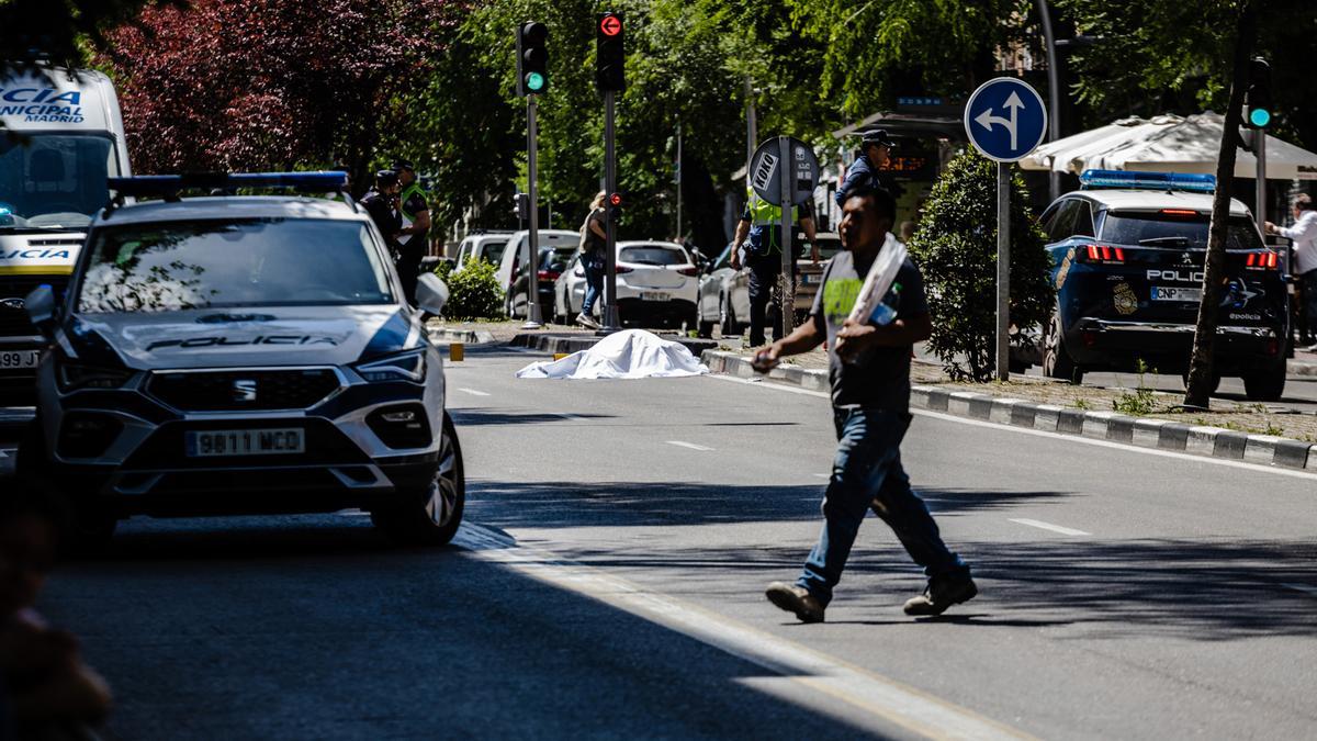 Agentes de la policía custodian el cuerpo de una de las víctimas fallecidas en un atropello en el Paseo de Extremadura