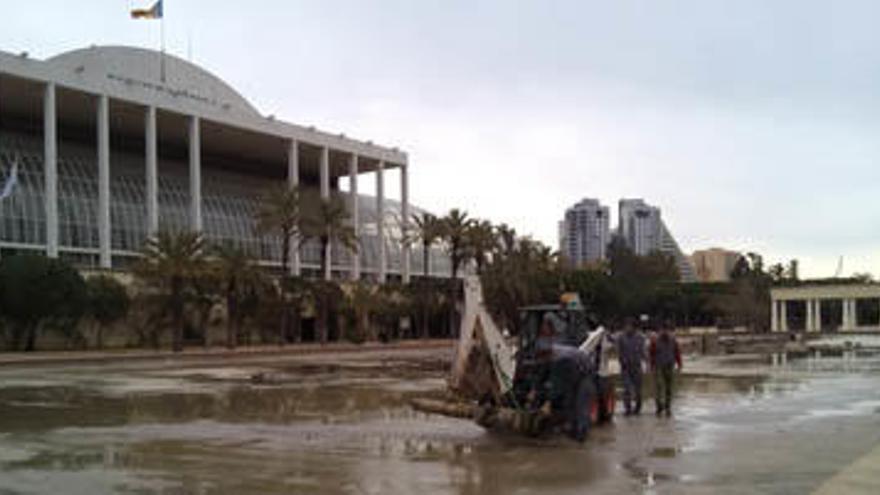 Limpian el estanque frente al Palau de la Música