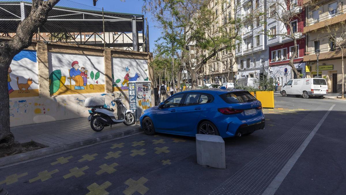 Un coche mal aparcado en la supermanzana de la Petxina