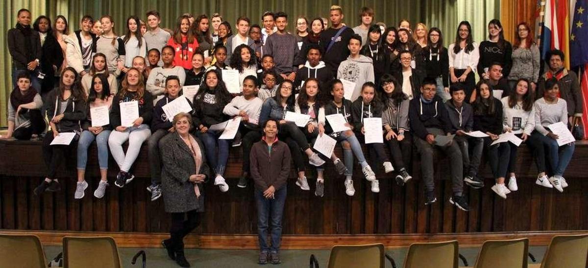 Estudiantes del Sagrado Corazón de Jesús y de Isla de la Reunión, tras la jornada de convivencia.