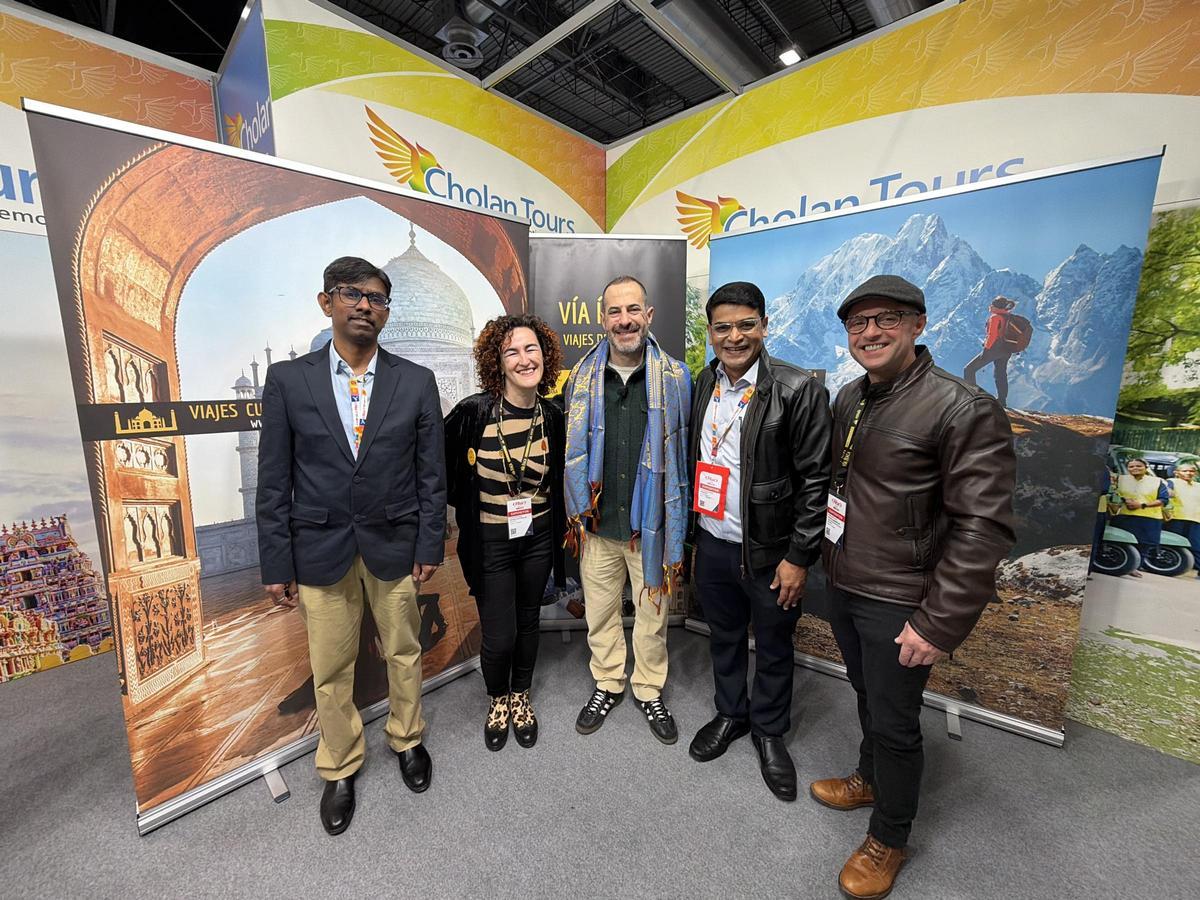 El regidor, con Lucía Llames, Javier Zábalo y miembros de una empresa de viajes a India con la que colaboran.