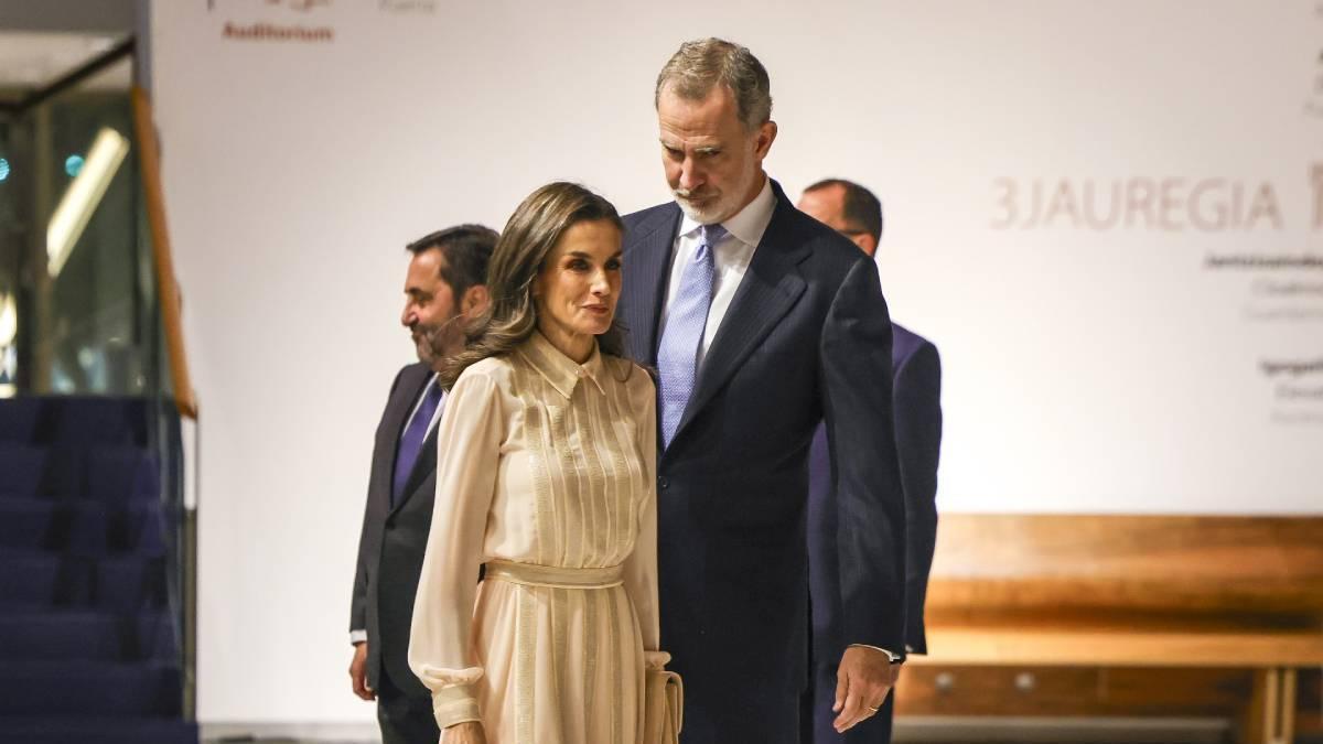 La reina Letizia confía en Teresa Helbig para una noche en la ópera de Bilbao: atención a su look con lentejuelas