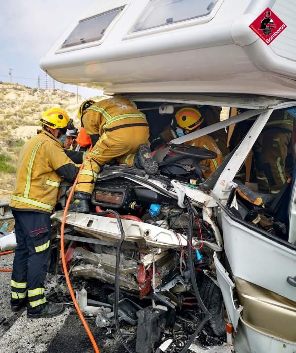 Un turismo ocupado por tres jóvenes invadió el carril contrario y chocó contra una autocaravana en la que viajaba una pareja.