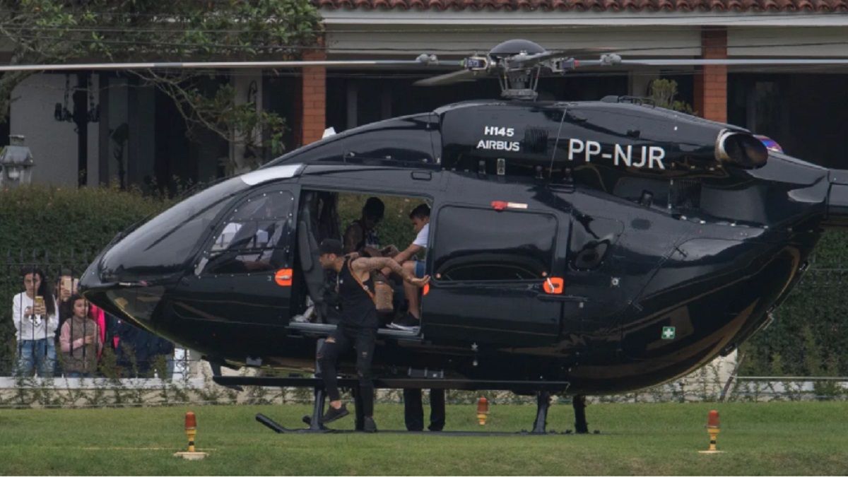 Neymar y su helicóptero de Batman para ir a entrenar