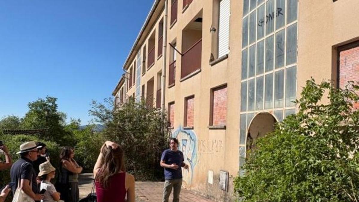 Els estudiants visiten l’espai per poder prendre mides