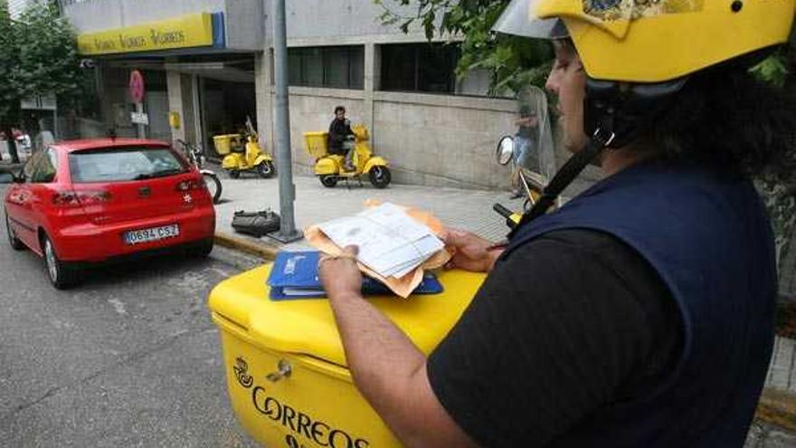 Un empleado de Correos destinado al reparto domicilairo de correspondencia.