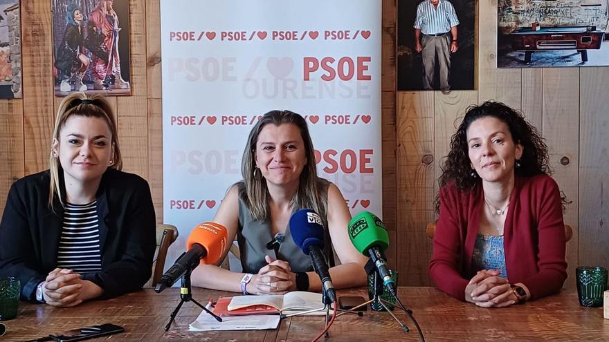 Erea Blanco, Natalia González y María Fernández en la comparecencia de ayer. |   // FDV