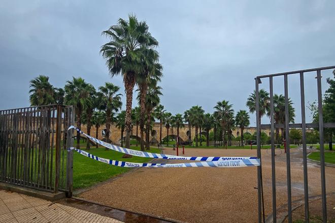 Imágenes | Los parques y jardines de Badajoz se cierran por el temporal