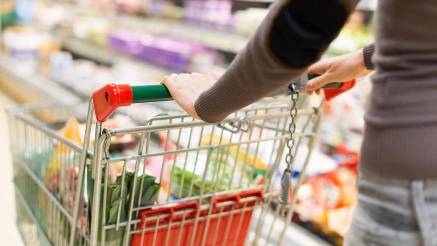 El carrito de la compra debe estar lleno de productos variados.