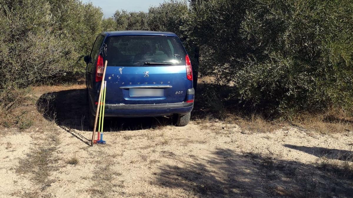 Imagen facilitada por la Benemérita de un vehículo en una parcela, durante un momento de la investigación.