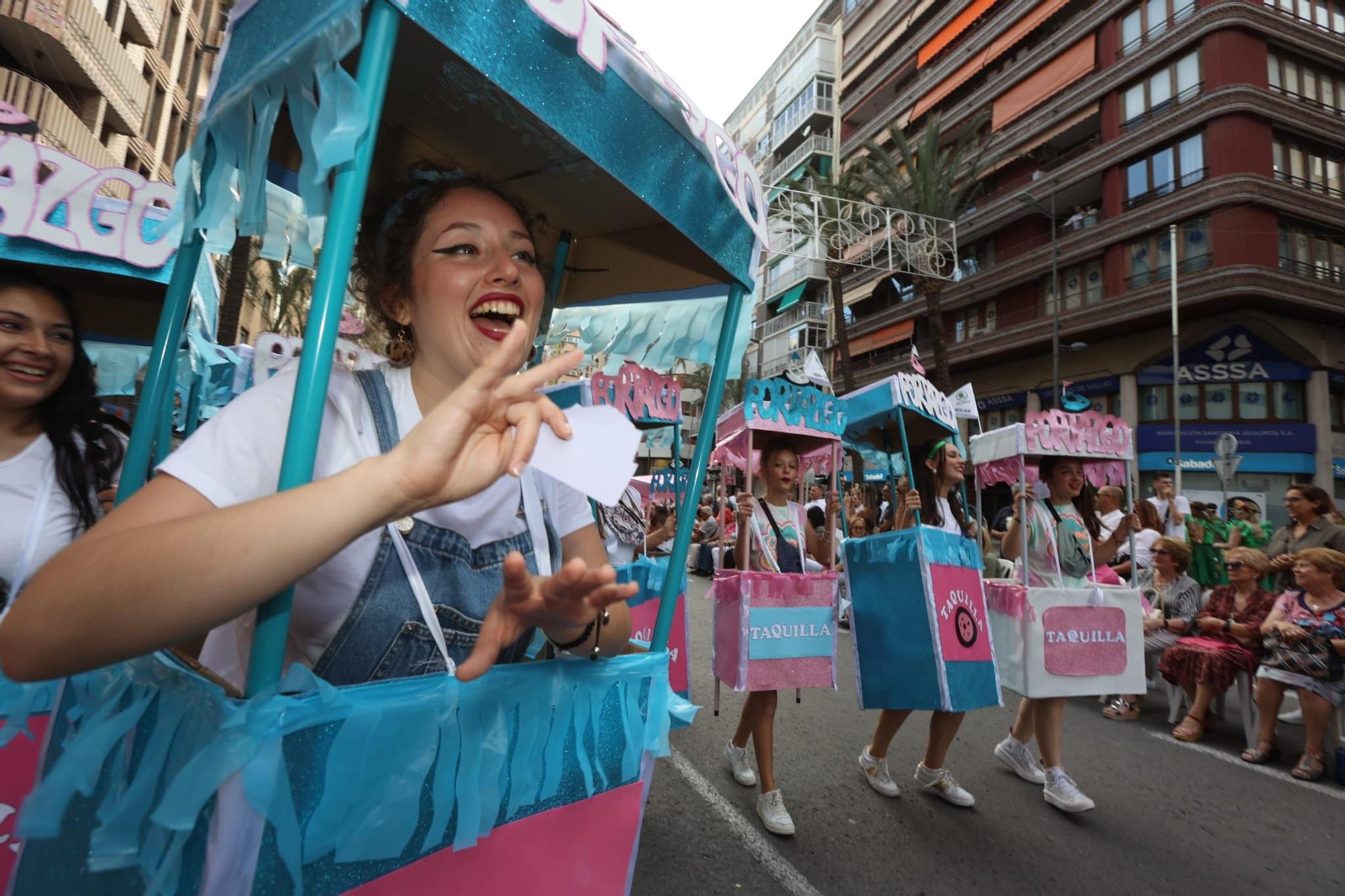 Las 89 hogueras y 20 barracas inundan las calles de Alicante con el tradicional desfile del Ninot