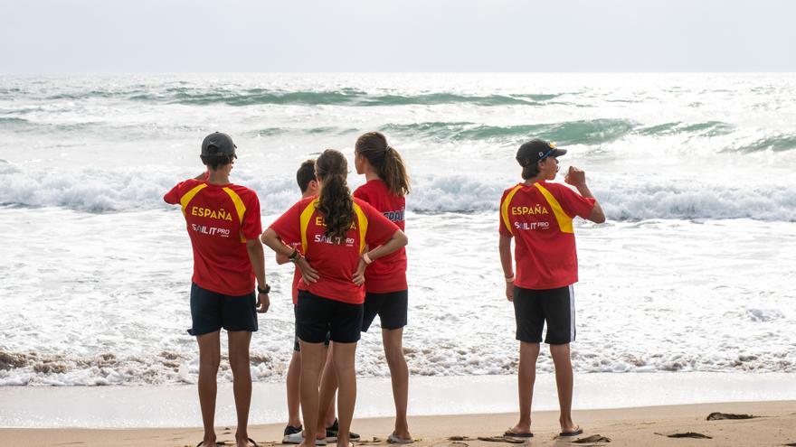 El fort onatge obliga a aplaçar la jornada del dia al Mundial d’Optimist a Sant Pere Pescador