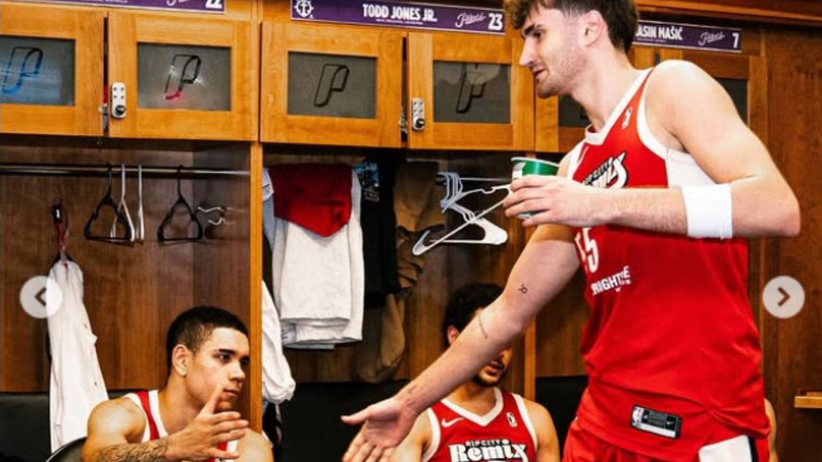Isaac Nogués saluda a Henri Drell en un partido de los Rip City Remix.