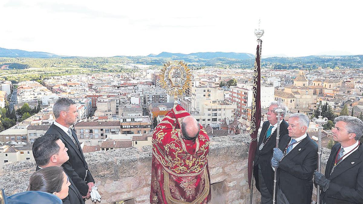 La cruz bendice desde las almenas al casco urbano, campos y pedanías.