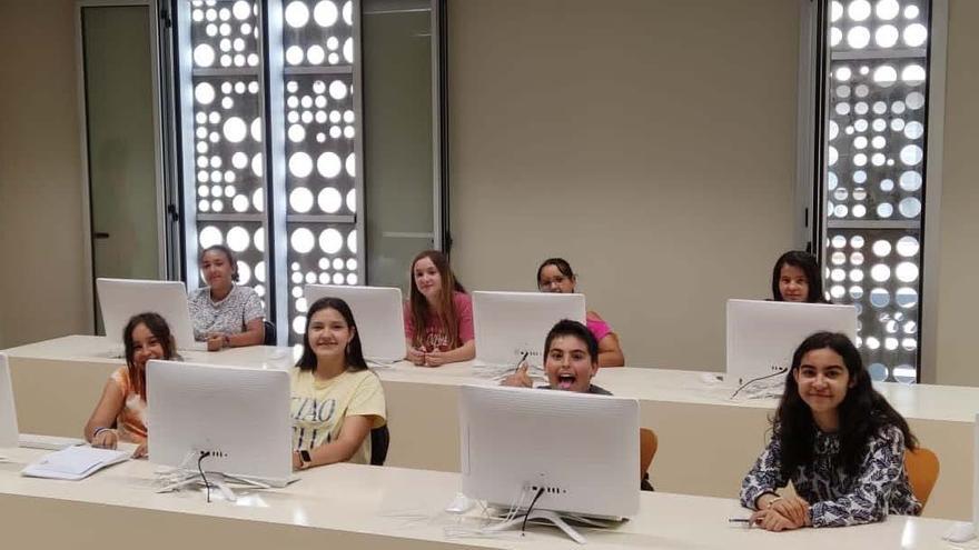 Roses ofereix tallers d’alfabetització digital a alumnes de Primària