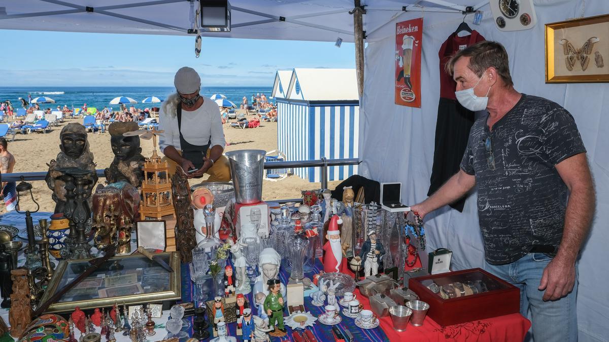 Puestos de antigüedades y artículos vintage.