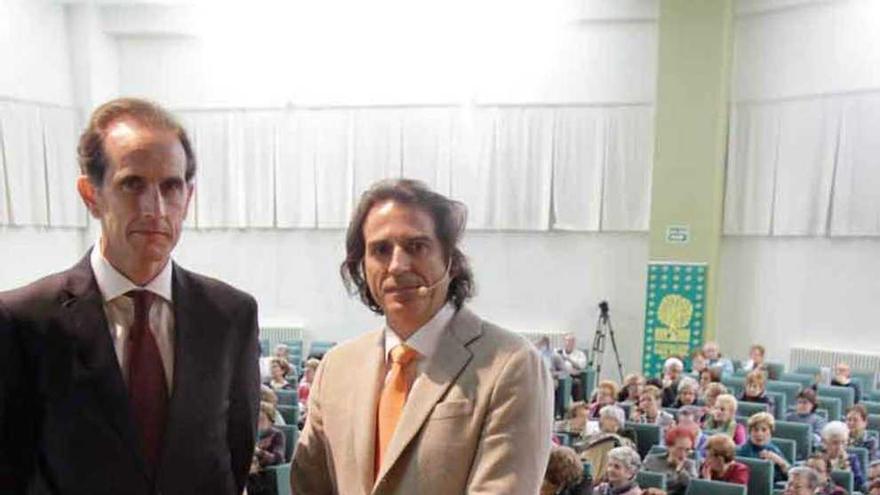 Santos (derecha) con Óscar Iglesias, coordinador del Hospital Recoletas. /