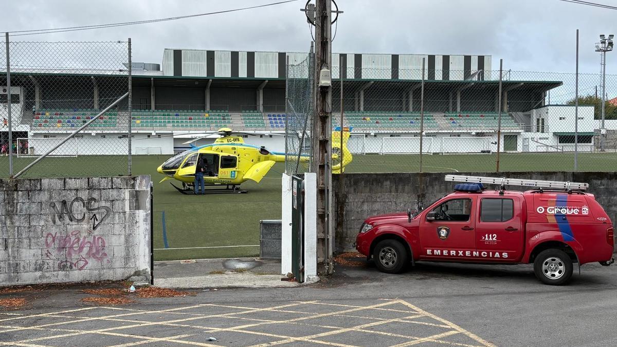 El helicóptero aterrizó en el campo de fútbol de Monte da Vila, en O Grove.