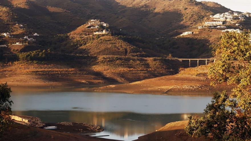 La Viñuela mantiene su nivel gracias a las lluvias del domingo