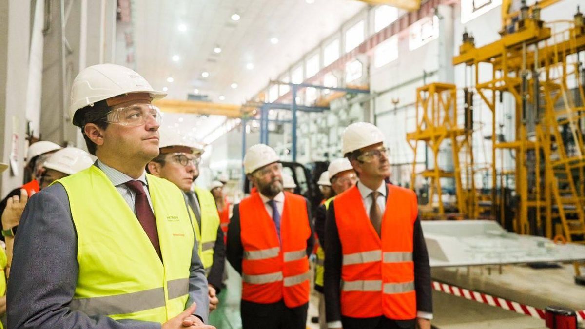 José María Bellido y el consejero Paradella, en la fábrica de Hitachi en Córdoba.