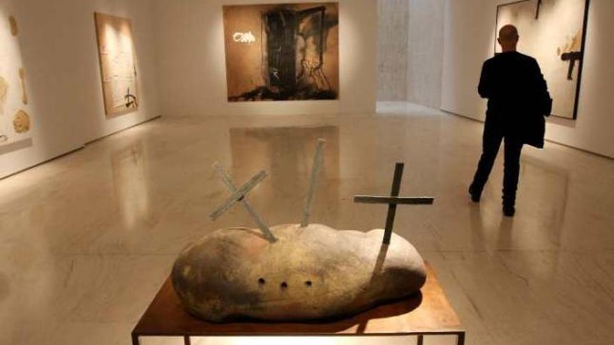 Vista de la exposición &quot;Dual-es, Tàpies frente a Tàpies&quot; en la MACA.