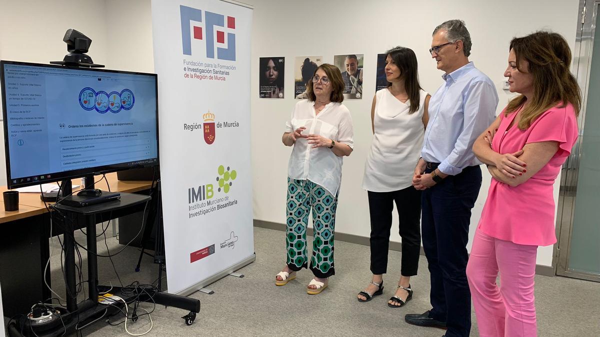 Reunión del consejero de Salud, Juan José Pedreño con Ascensión  Sánchez e Irene Marín coordinadoras del curso ‘RCP, Salva Vidas’ y  la directora de FFIS, Fuensanta Martínez.