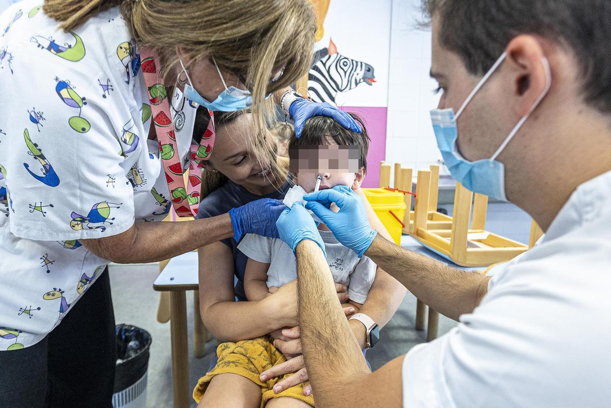 Vacunación en un centro de Alicante