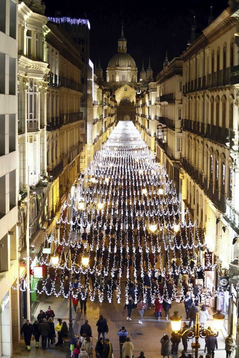 El alcalde de Zaragoza, Jorge Azcón, realiza el encendido de la iluminación navideña