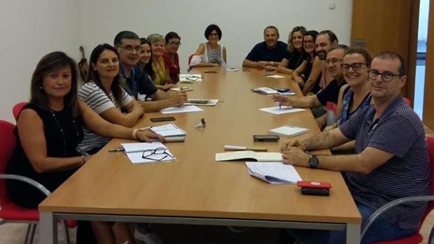 Membres de la comissió organitzadora de la 32 Trobada d&#039;Escoles en Valencià de la Vall, a l&#039;Olleria.