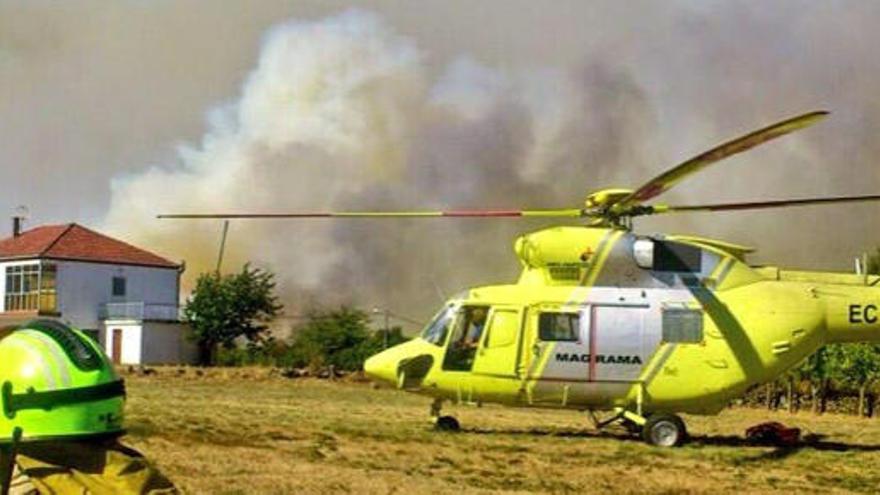 Imagen de un helicóptero cerca del incendio. / @BriFLaza