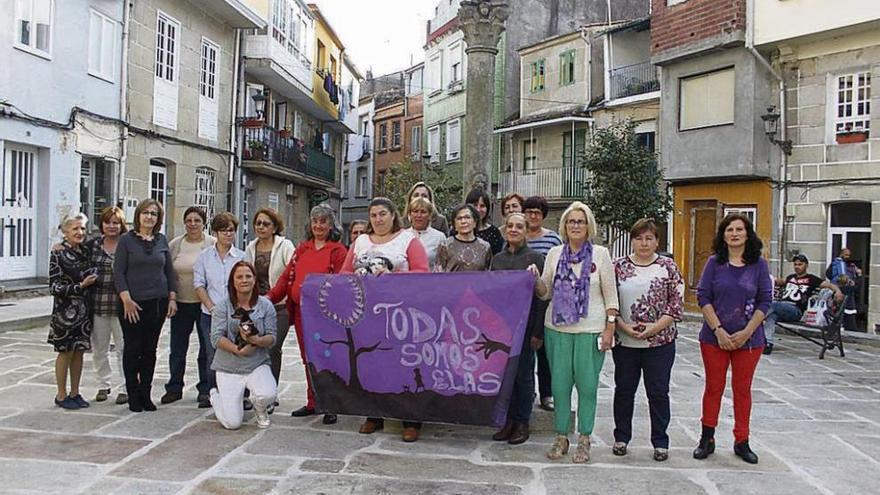 Una concentración de la asociación Mulleres Intercambio do Saber en A Veiguiña. // S.A.