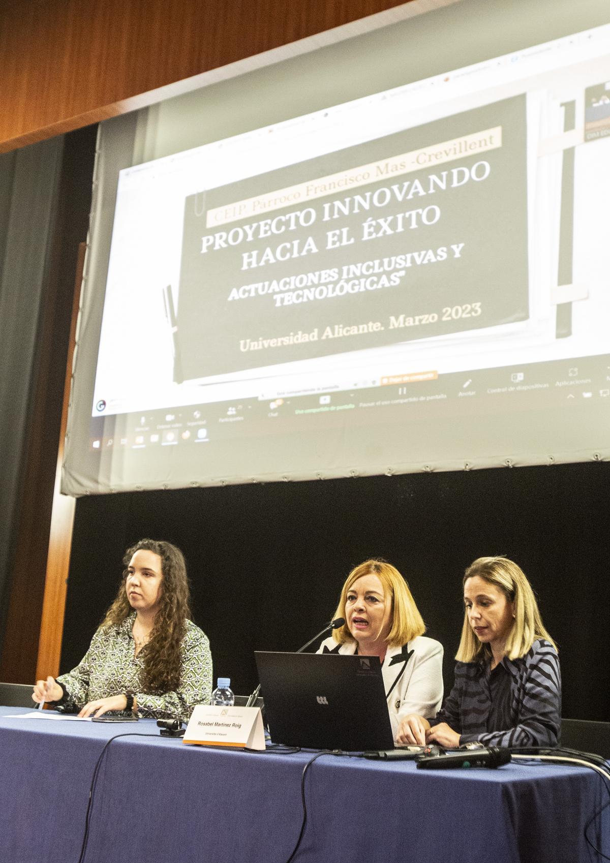 La directora y la jefa de estudios del colegio Párroco Francisco Mas de Crevillent durante su exposición