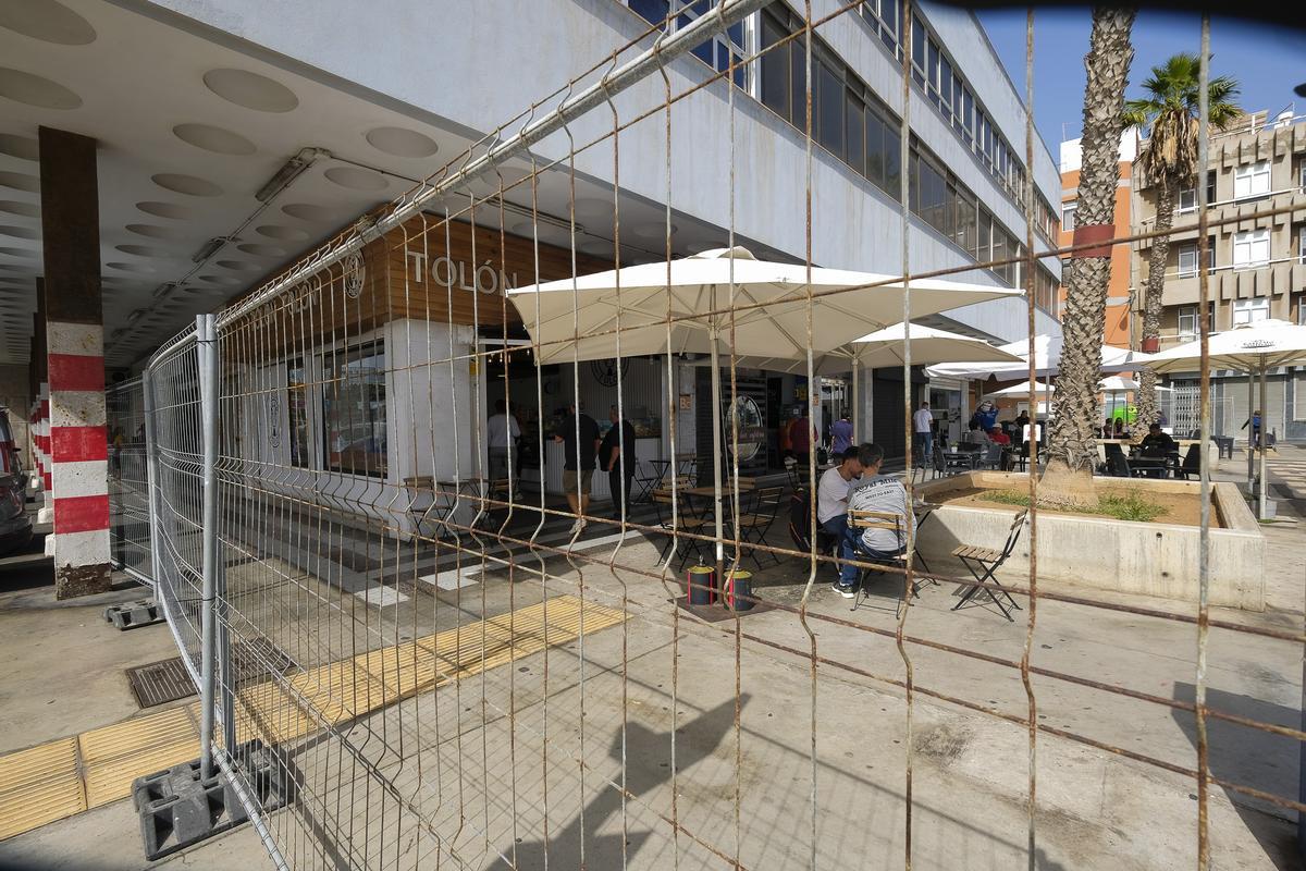 Una valla no permite el acceso directo a las cafeterías de la plaza Manuel Becerra.