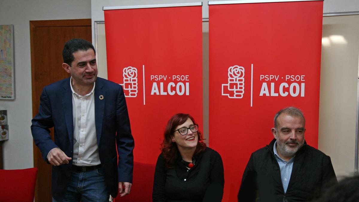 Diana Cortés, entre Toni Francés y Jordi Martínez, este viernes en el Ayuntamiento de Alcoy.