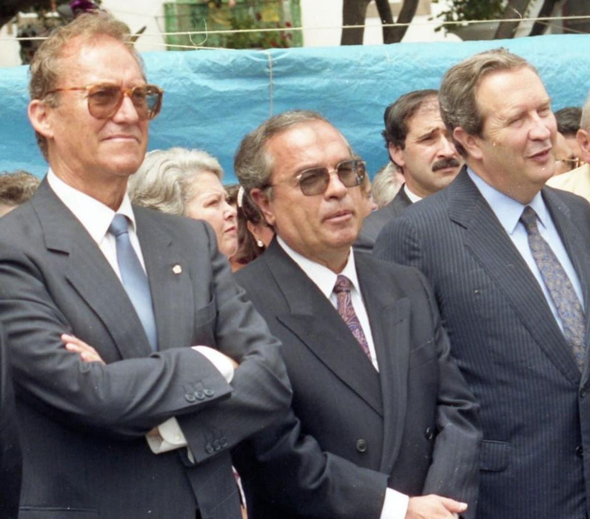 Ángel Trujillo Jorge recibe el bastón de alcalde de manos de Óscar Bautista en 1991.