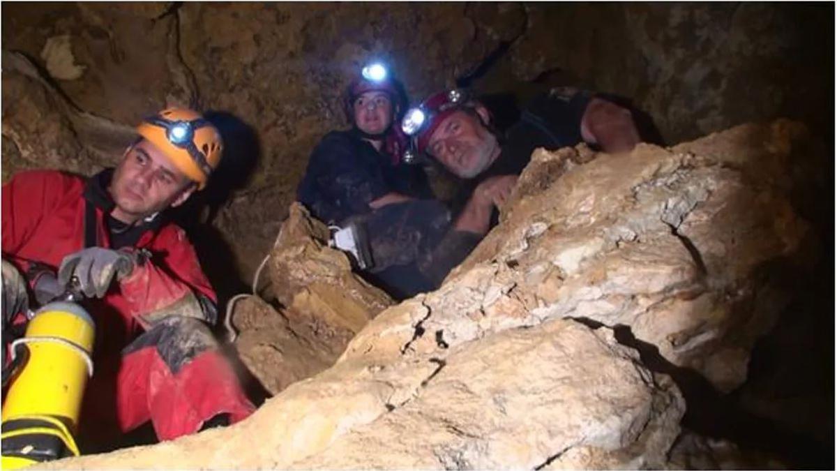 Científicos explorando la cueva