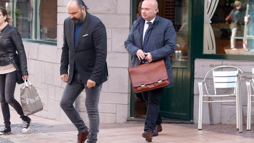 Cañedo y su abogado, José Manuel Álvarez, en los alrededores del Juzgado de Avilés esta mañana