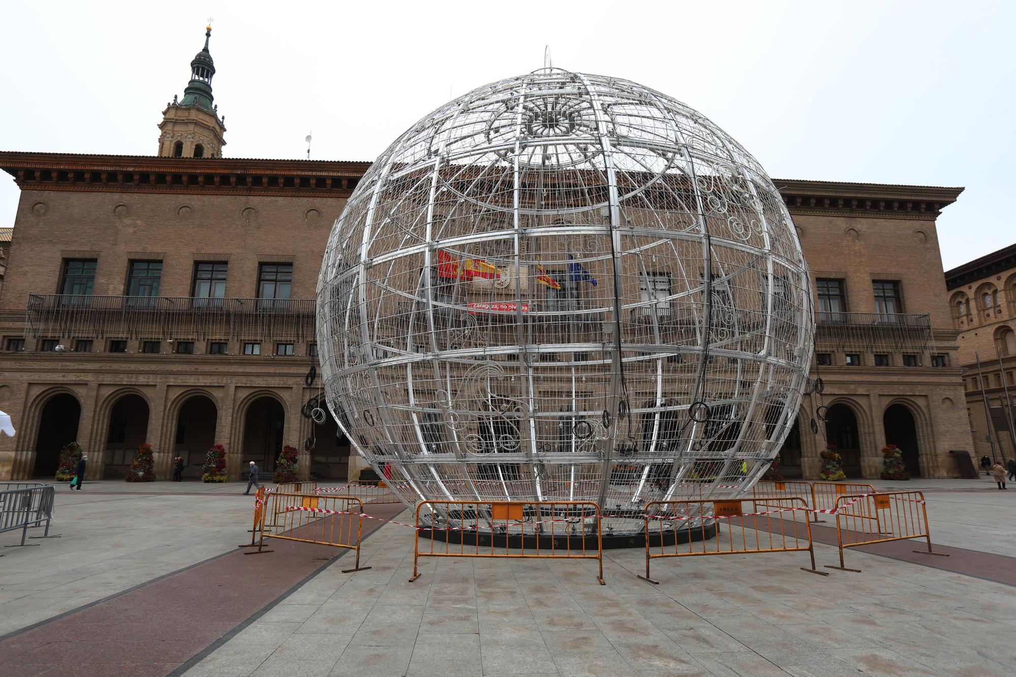 Las calles y los comercios de Zaragoza preparan su decoración navideña