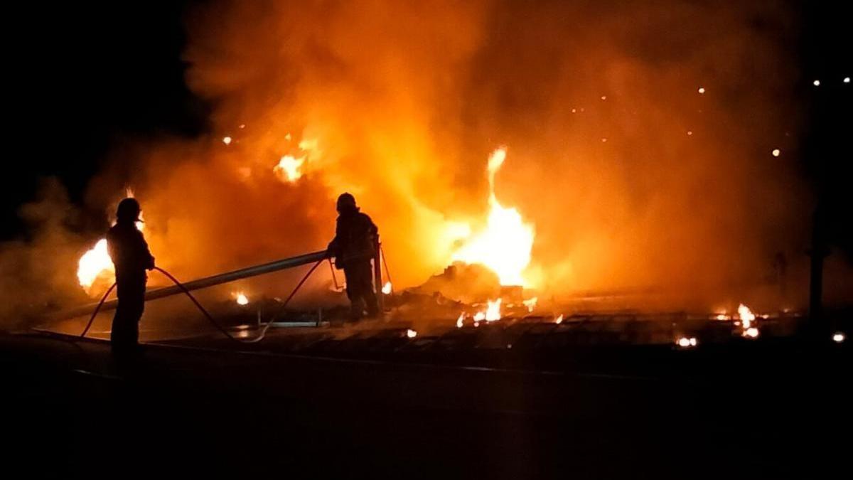 Bomberos combaten uno de los focos originados la pasada madrugada.