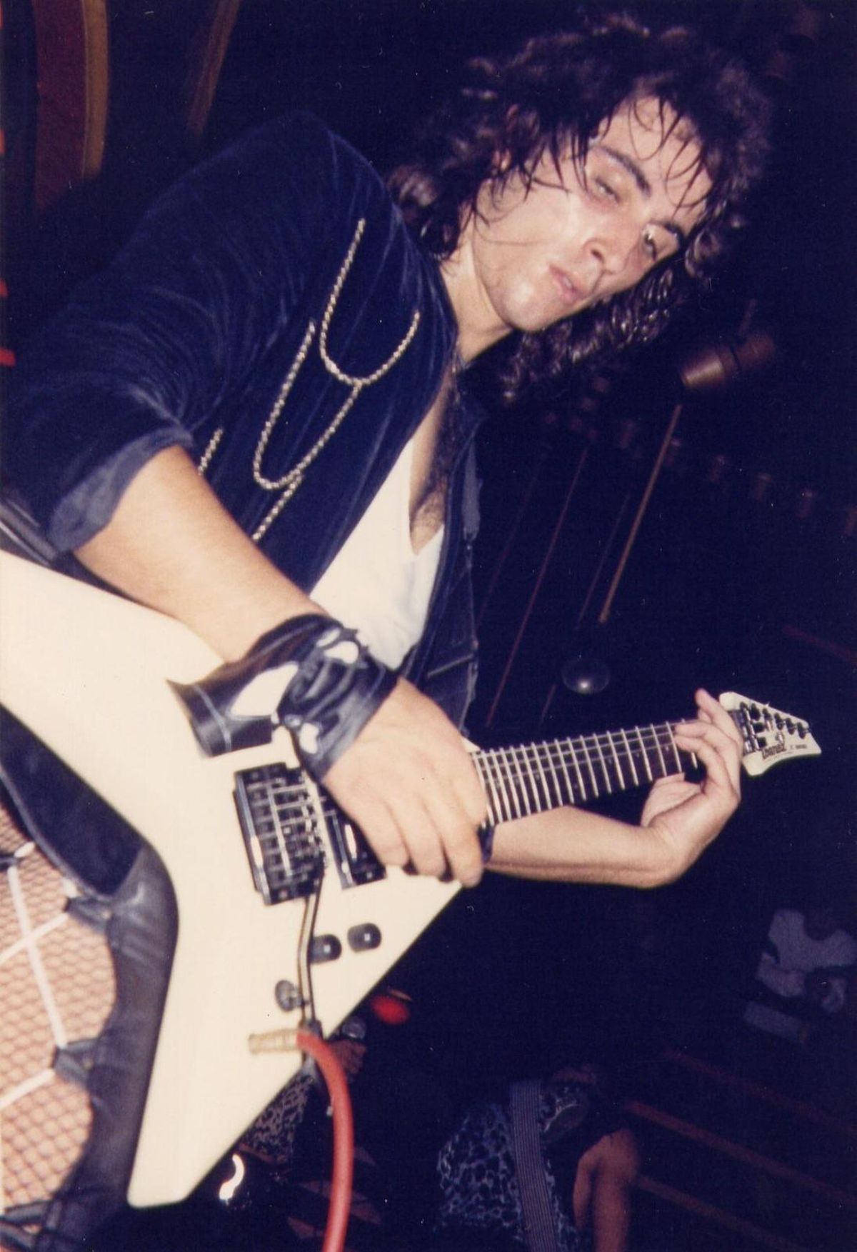Unha imaxe antiga de Carlos Gandón e a súa guitarra “flecha” Ibanez nun concerto de Astarot.