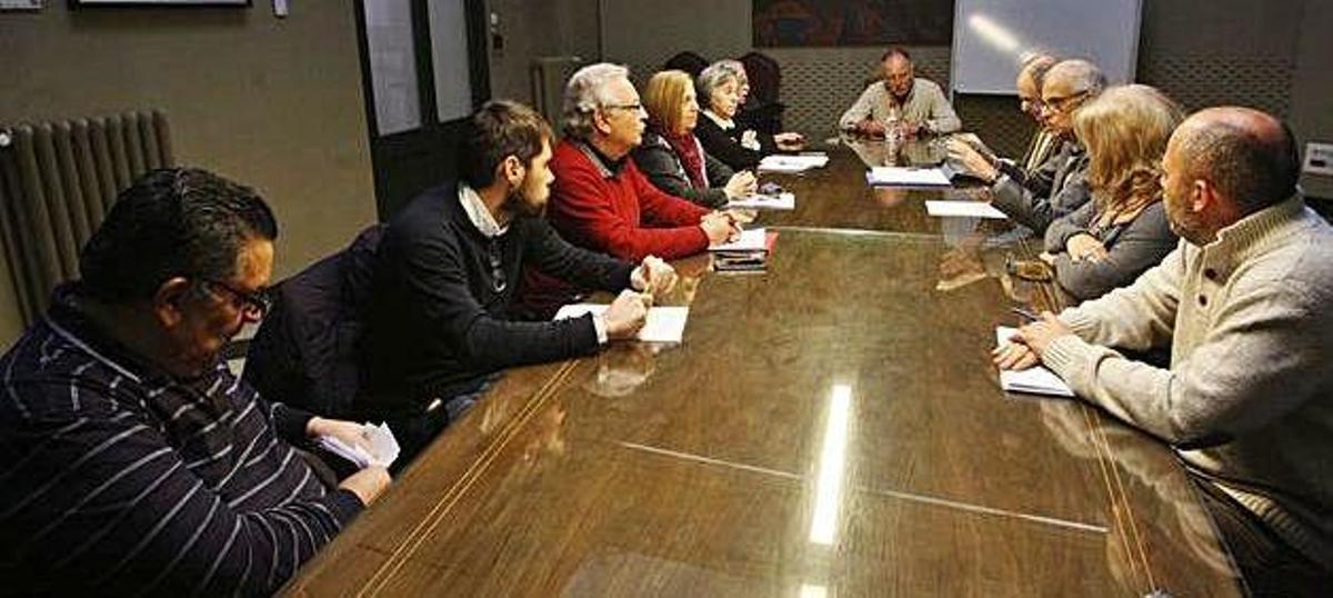Reunió a l'ajuntament entre diferents agents de la societat civil.