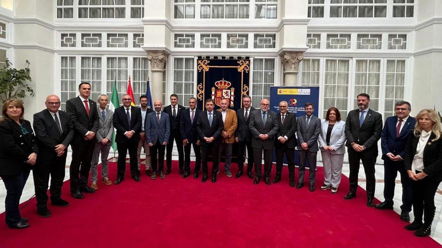 El ministro de Agricultura, Pesca y Alimentación, Luis Planas, ayer, en la capital hispalense.