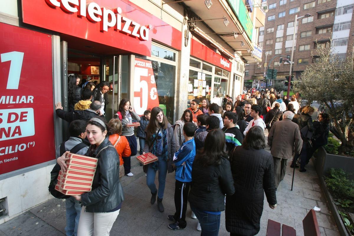 Imagen de personas haciendo cola en Telepizza en el día de 'Pizzas a 1 euro'.