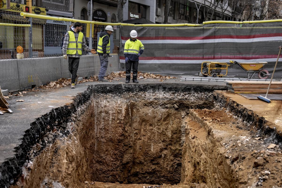  Obras preparatorias de la futura estación de FGC 'Clínic' en la calle Villaroel con Provença