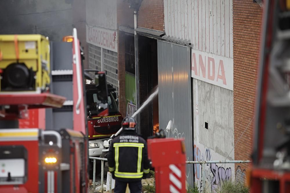 Arde una nave industrial abandonada en un polígono de Gijón