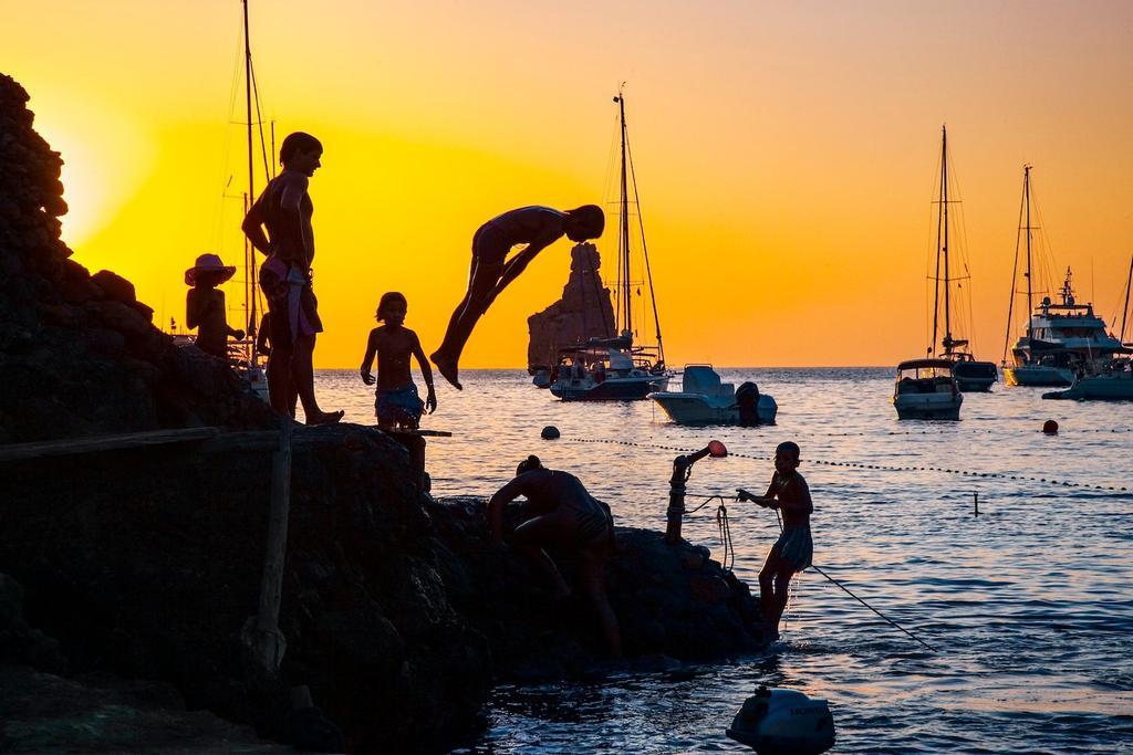 Saltos al agua en Cala Benirrás.